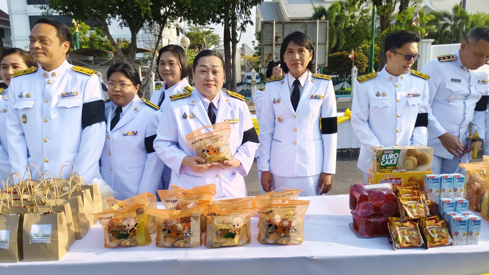 title - ปฏิรูปที่ดินจังหวัดเพชรบุรี มอบหมายให้ เจ้าหน้าที่ ส.ป.ก.เพชรบุรี ร่วมพิธีเจริญพระพุทธมนต์ พิธีทำบุญตักบาตร พิธีวางพานพุ่มดอกไม้และถวายราชสดุดี